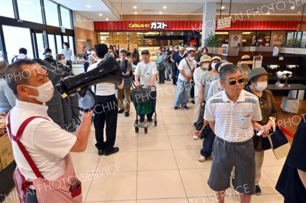 備蓄米を購入するため店内で並ぶ客（金野和彦撮影）