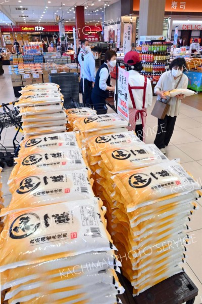 店頭に並んだ備蓄米を買い求める客（２４日午前１０時半ごろ。ダイイチ白樺店で。金野和彦撮影）