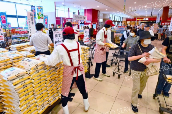 店頭に並んだ備蓄米を買い求める客（２４日午前１０時ごろ。ダイイチ白樺店で。金野和彦撮影）