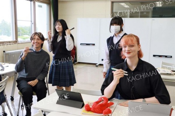 日本文化を英語で、大樹高生徒がプレゼン　管内ＡＬＴ２人に