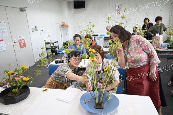 完成した生け花について意見交換する参加者