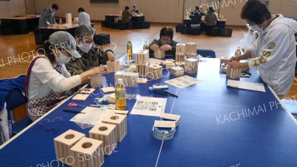 広尾彩るウッドランタン、町民ら丁寧に　製作イベントに６０人