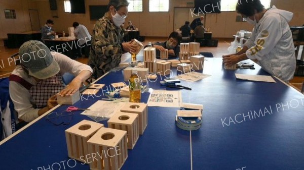 ウッドイルミネーション作りに集中する参加者ら