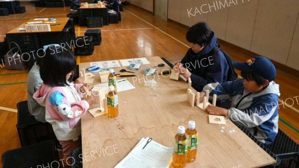 ウッドイルミネーション作りに集中する参加者ら
