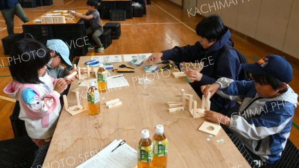 ウッドイルミネーション作りに集中する参加者ら