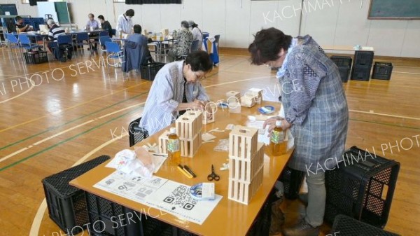 ウッドイルミネーション作りに集中する参加者ら