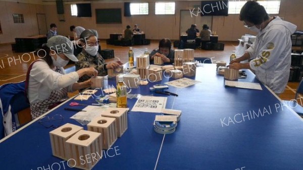 ウッドイルミネーション作りに集中する参加者ら
