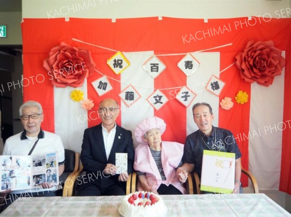 幕別　１００歳　町長や家族に囲まれ祝う