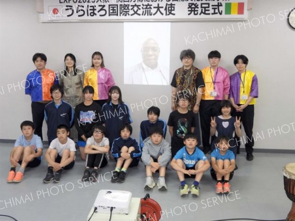 小中学生の大使（前列と中列）と引率者（後列）