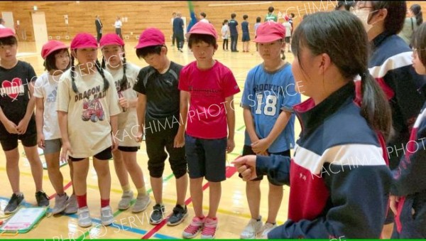 中学生のアドバイスを受けながら体力テストに挑む足寄町内の小学生
