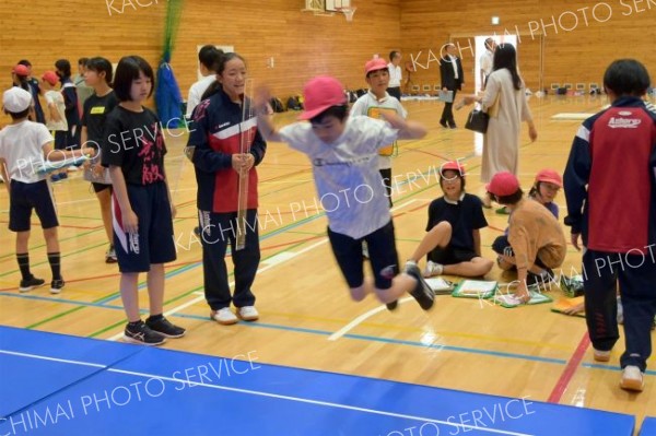 中学生のアドバイスを受けながら体力テストに挑む足寄町内の小学生