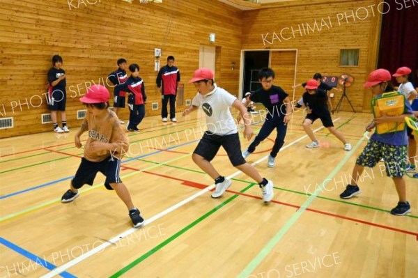 中学生のアドバイスを受けながら体力テストに挑む足寄町内の小学生