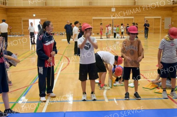 中学生のアドバイスを受けながら体力テストに挑む足寄町内の小学生