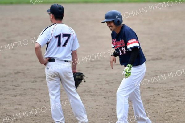【決勝・まんぼうクラブ―後楽園マスターズ】六回裏、勝ち越し適時打を放った後楽園マスターズの清水敦志は笑顔を浮かべた
