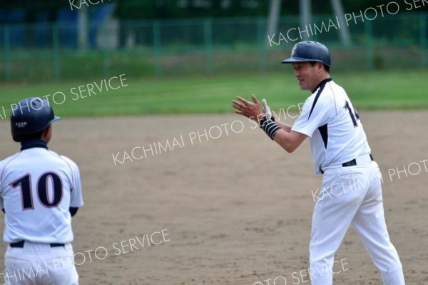 【決勝・まんぼうクラブ―後楽園マスターズ】三回表、まんぼうクラブの安田賢弘は一時勝ち越しとなる右前適時打を放ち、手を叩いた