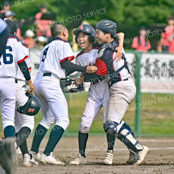 サヨナラ二塁打を放ち、仲間に祝福される足寄中・本別中・勇足中・陸別中の本寺槙斗（中央）