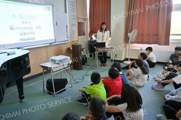 ファーストリテイリングの今野さん（中央奥）を講師に招き「服のチカラ」について学ぶ児童ら