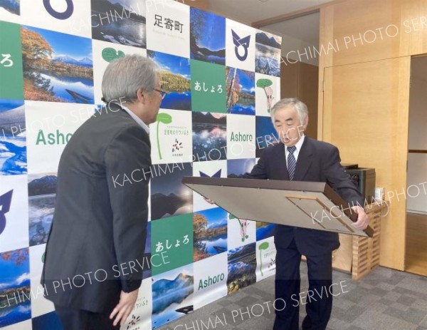 勲記と勲章を受け取った