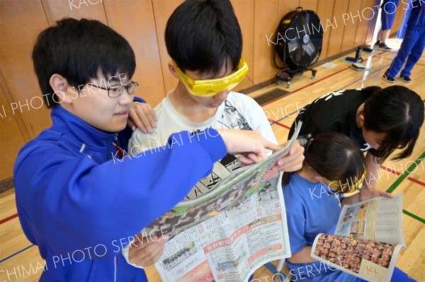 高齢者の視界に驚き　中札内中、総合学習で福祉講座