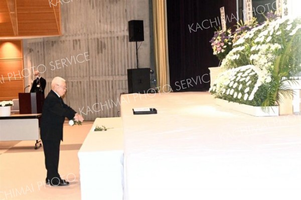 今年度末で遺族会解散、最後の戦没者追悼式　池田 2
