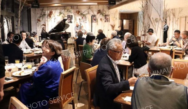 ４７人がワインと料理堪能　ワイン城で賛助会員パーティー