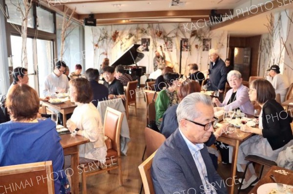 ４７人がワインと料理堪能　ワイン城で賛助会員パーティー 3