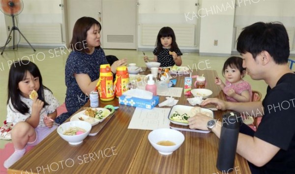 友人らと食事楽しむ　御影で地域食堂