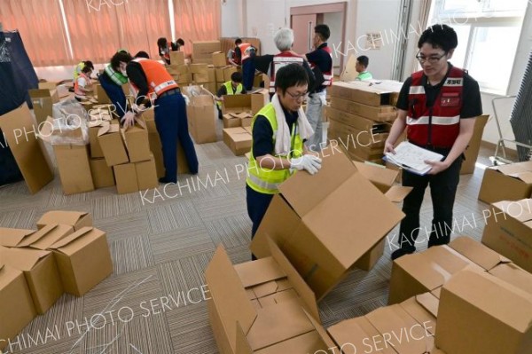 段ボールベッドの組み立てを体験する本別町の若手職員