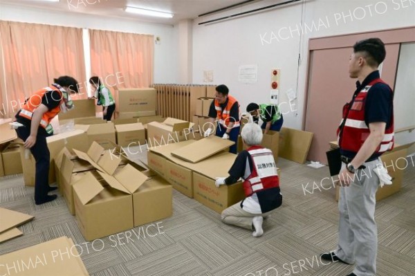 段ボールベッドの組み立てを体験する本別町の若手職員