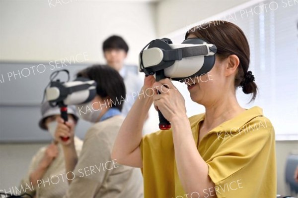 ＶＲ用のゴーグルを着け３６０度の大パノラマを疑似体験する参加者