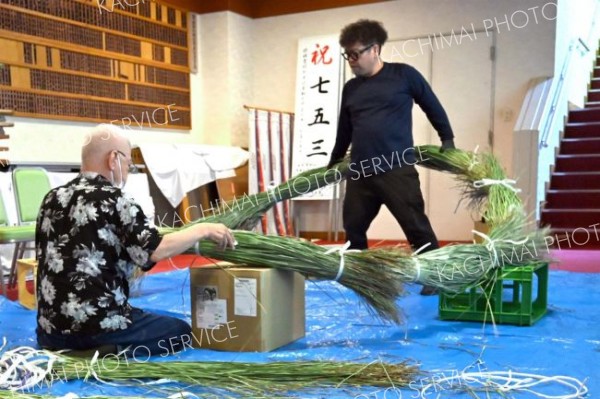 「茅の輪」作り（金野和彦撮影）