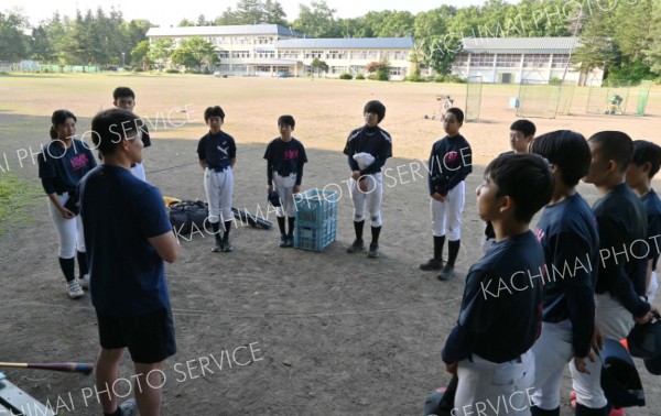 部活の練習で話を聞く部員