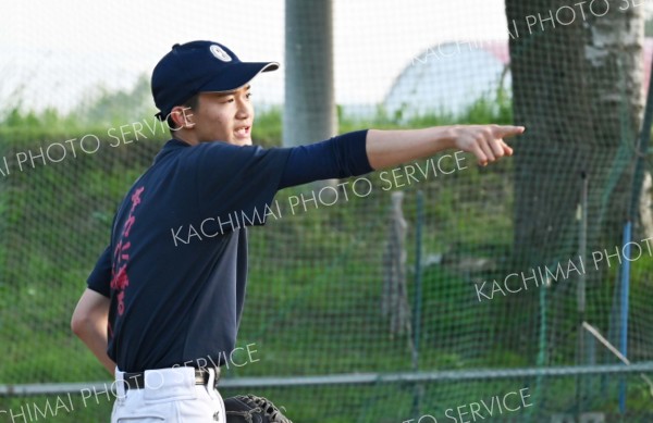 守備位置やサインプレーの指示