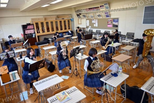 大樹高校吹奏楽部に８人入部　５年ぶり２桁に