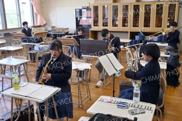 「音出し」に集中しながら練習する部員ら