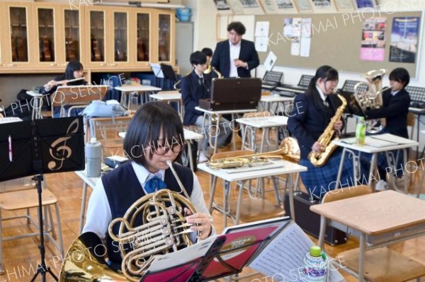 「音出し」に集中しながら練習する部員ら