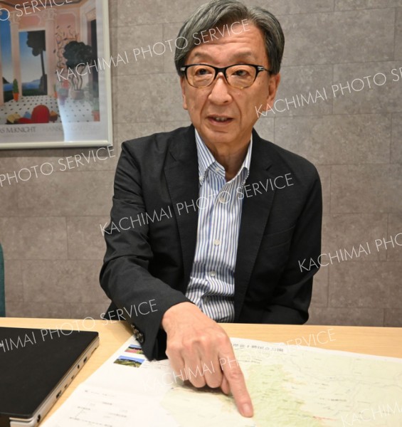 地図を示しながら日高山脈国立公園の観光のあり方について語る