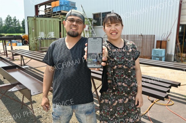 鹿追町の農家夫妻、独学の“鉄工作業動画”が話題に