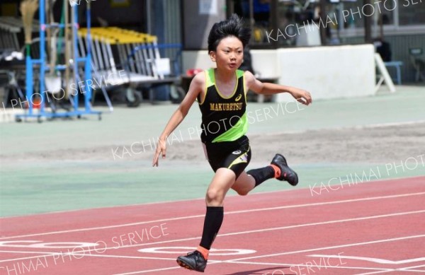 【４年男子１００メートル決勝】１４秒２７の大会新をたたき出し、独走でゴールした
