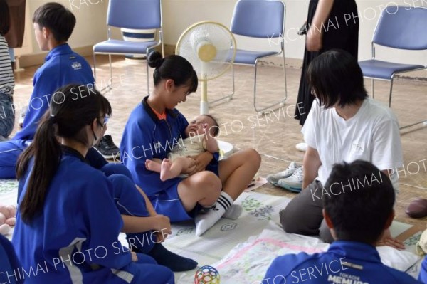 赤ちゃん抱っこし「命」考える　芽室の中学生ふれあい体験事業