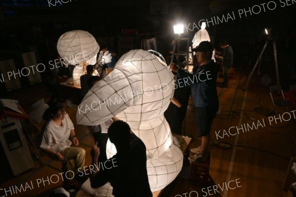 行燈の製作に励む広尾町商工会青年部員、町役場職員、広尾署員ら