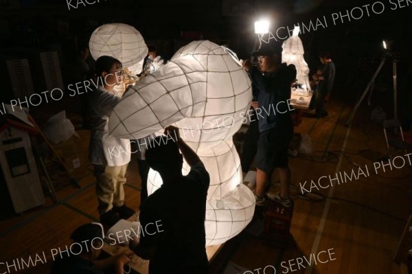 行燈の製作に励む広尾町商工会青年部員、町役場職員、広尾署員ら