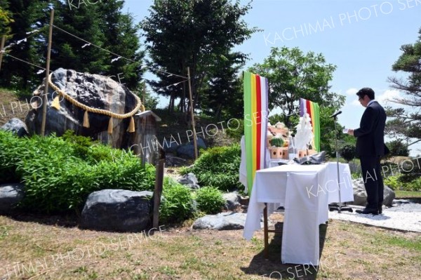 いで湯の磐座前で祭文を読み上げる十勝川温泉旅館組合の杉本組合長