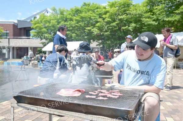農大生が生産した霜降り牛を堪能する来場者
