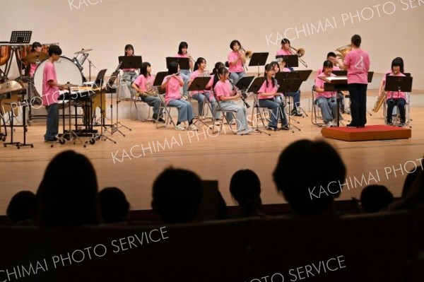 小学生から社会人まで、管内５２団体が演奏披露　第５０回吹奏楽祭