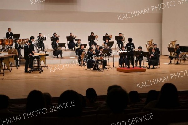 小学生から社会人まで、管内５２団体が演奏披露　第５０回吹奏楽祭 2