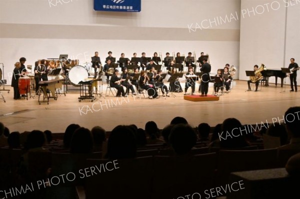 小学生から社会人まで、管内５２団体が演奏披露　第５０回吹奏楽祭 4