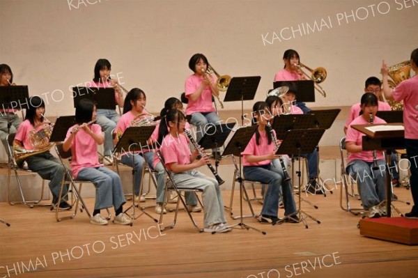 小学生から社会人まで、管内５２団体が演奏披露　第５０回吹奏楽祭 5