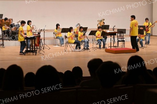 小学生から社会人まで、管内５２団体が演奏披露　第５０回吹奏楽祭 6