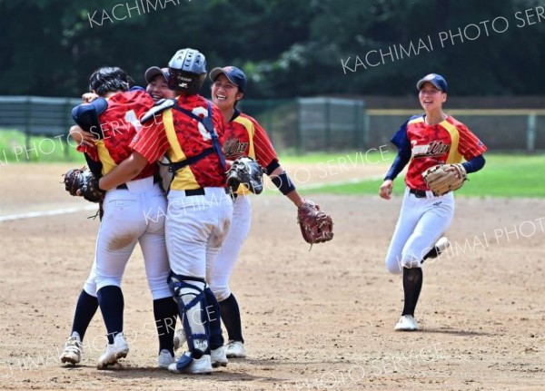 【決勝・グラティアスウイッシュ―ＪＢＣ札幌】初優勝を決め喜びに湧くグラティアスウイッシュの選手たち